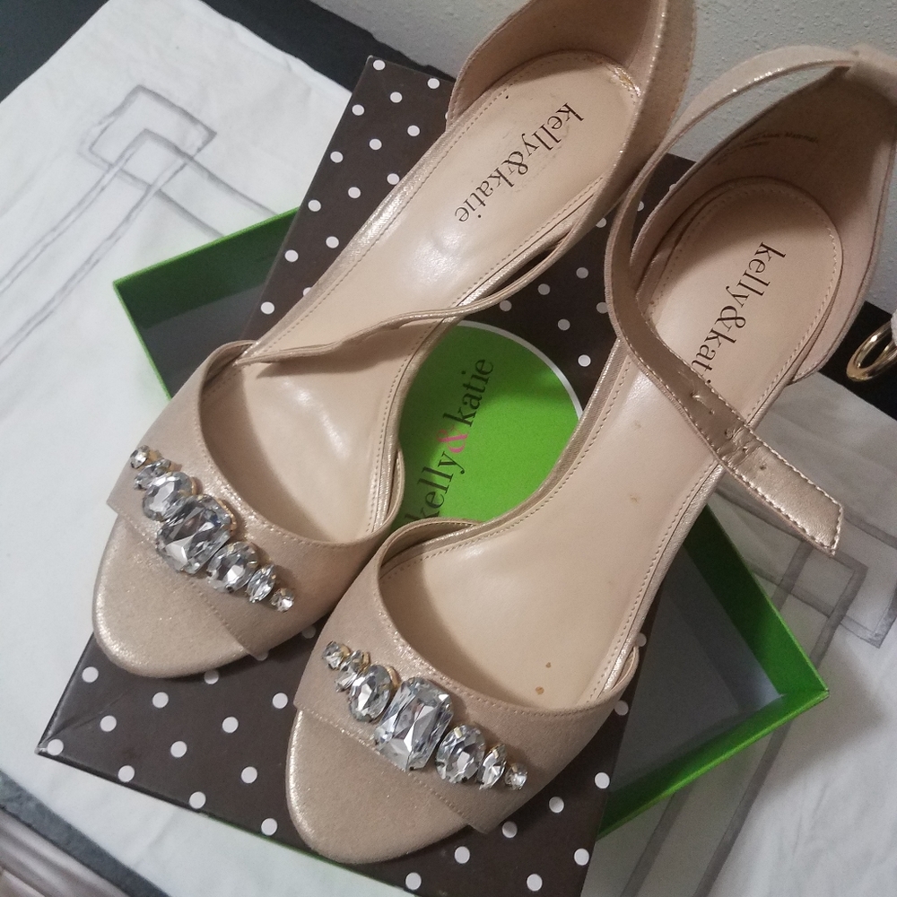 A beautiful pair of Kelly & Katie sandal